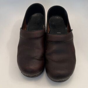 Dansko women’s wide clog